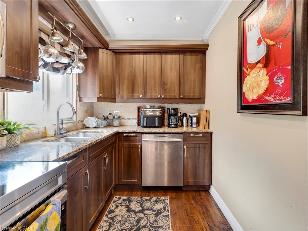40 Yeoville Court, Hamilton, ON - Indoor Photo Showing Kitchen With Double Sink
