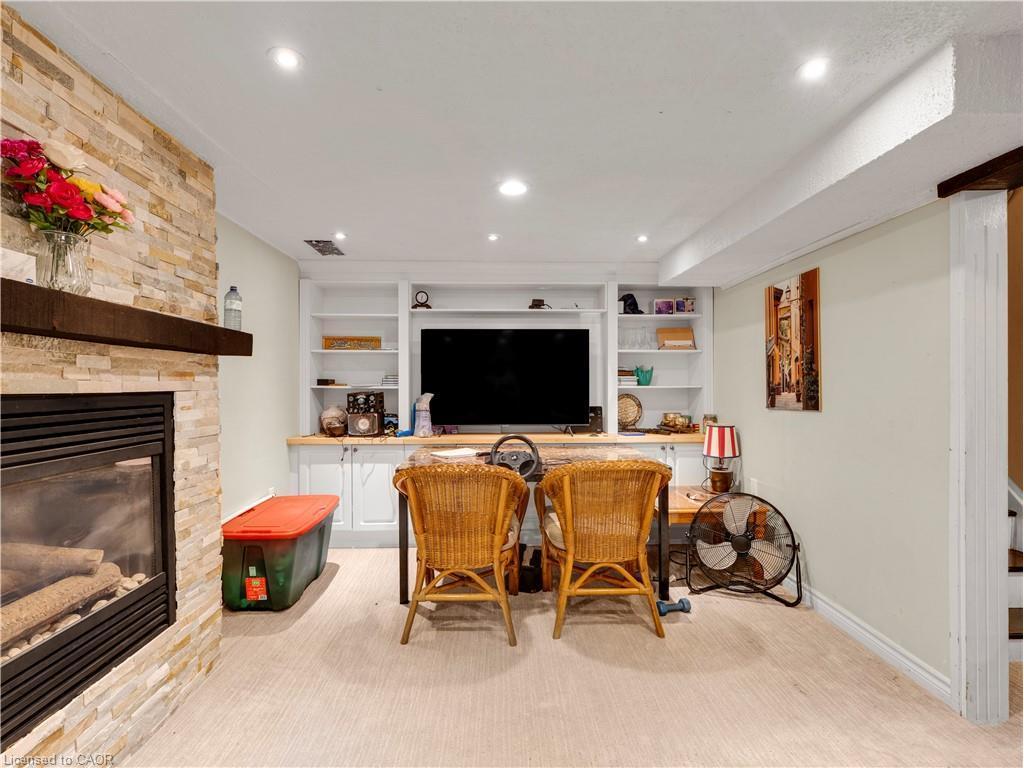 40 Yeoville Court, Hamilton, ON - Indoor With Fireplace
