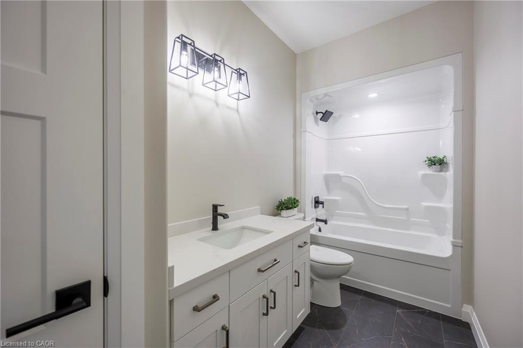 379 Argyle Avenue, Delhi, ON - Indoor Photo Showing Bathroom
