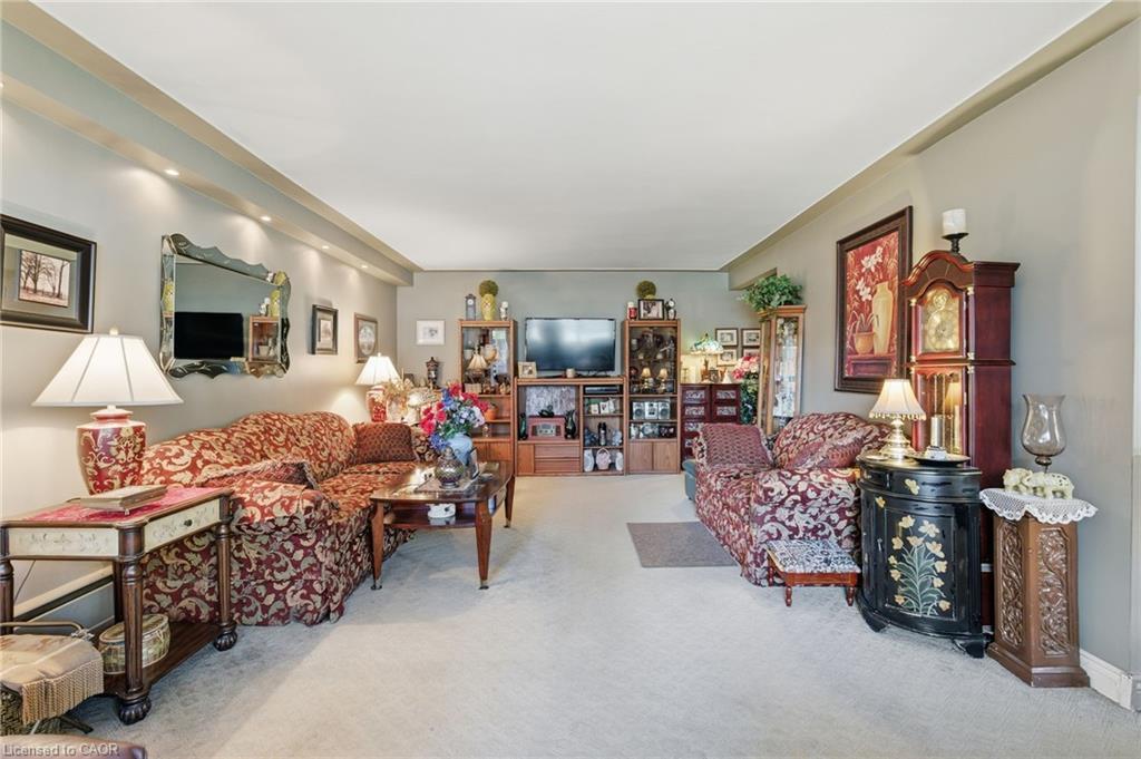 103-510 Queenston Road, Hamilton, ON - Indoor Photo Showing Living Room