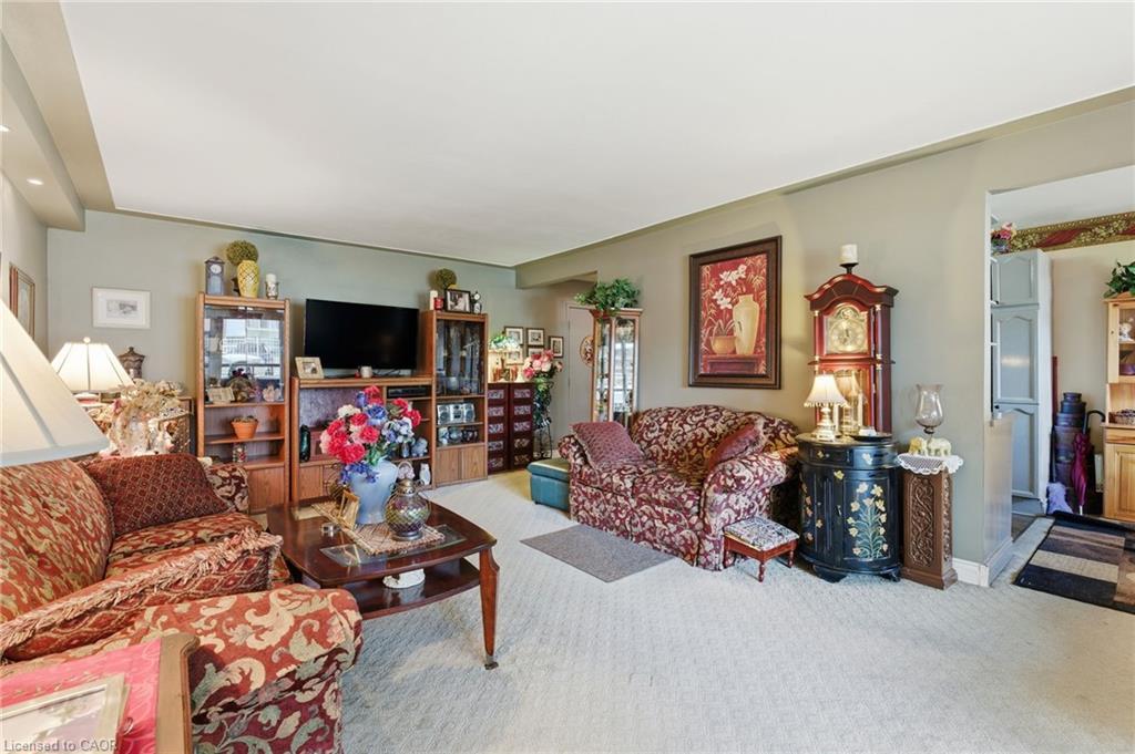 103-510 Queenston Road, Hamilton, ON - Indoor Photo Showing Living Room