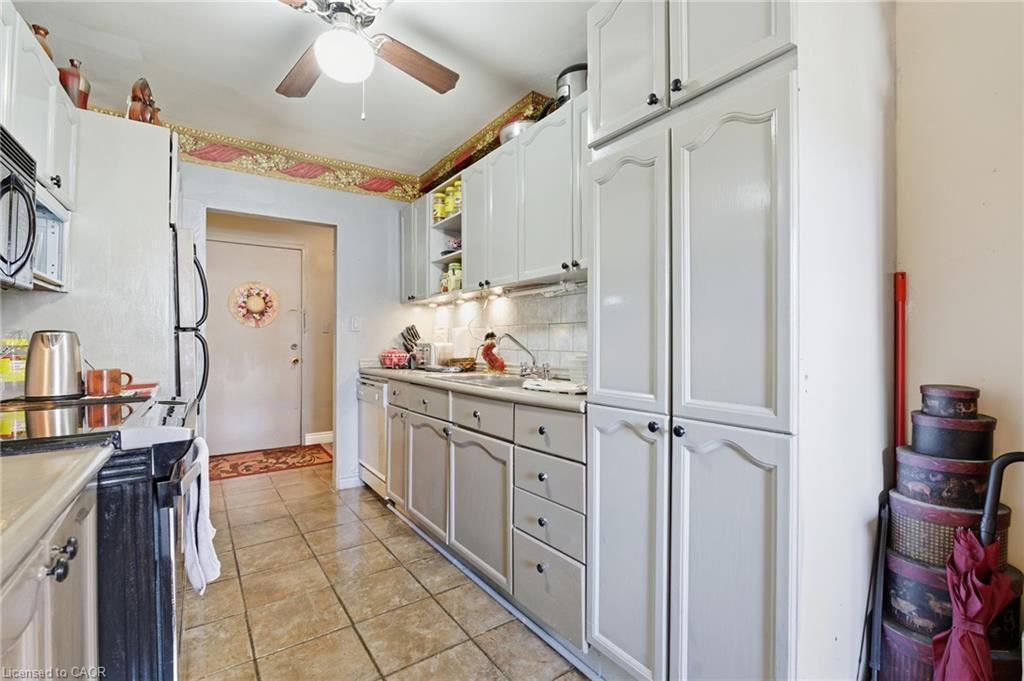103-510 Queenston Road, Hamilton, ON - Indoor Photo Showing Kitchen