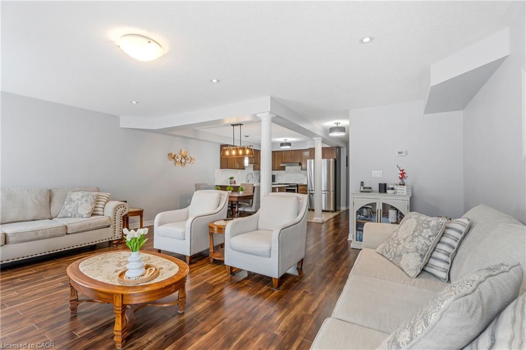 28 Charleswood Crescent, Hamilton, ON - Indoor Photo Showing Living Room