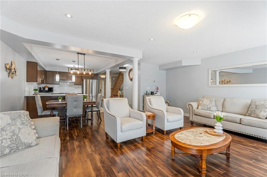 28 Charleswood Crescent, Hamilton, ON - Indoor Photo Showing Living Room