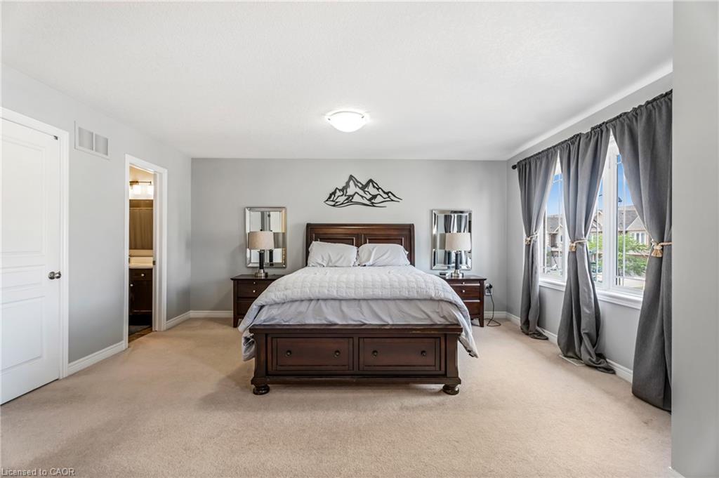 28 Charleswood Crescent, Hamilton, ON - Indoor Photo Showing Bedroom