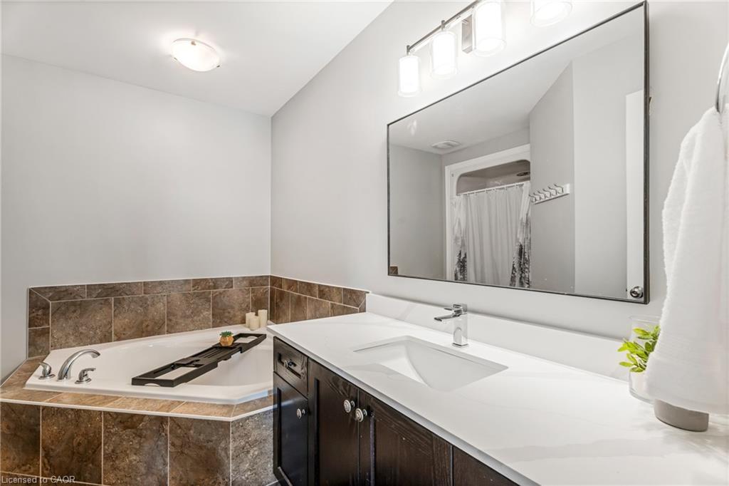 28 Charleswood Crescent, Hamilton, ON - Indoor Photo Showing Bathroom