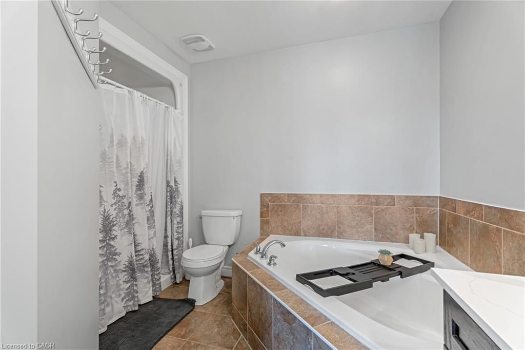 28 Charleswood Crescent, Hamilton, ON - Indoor Photo Showing Bathroom