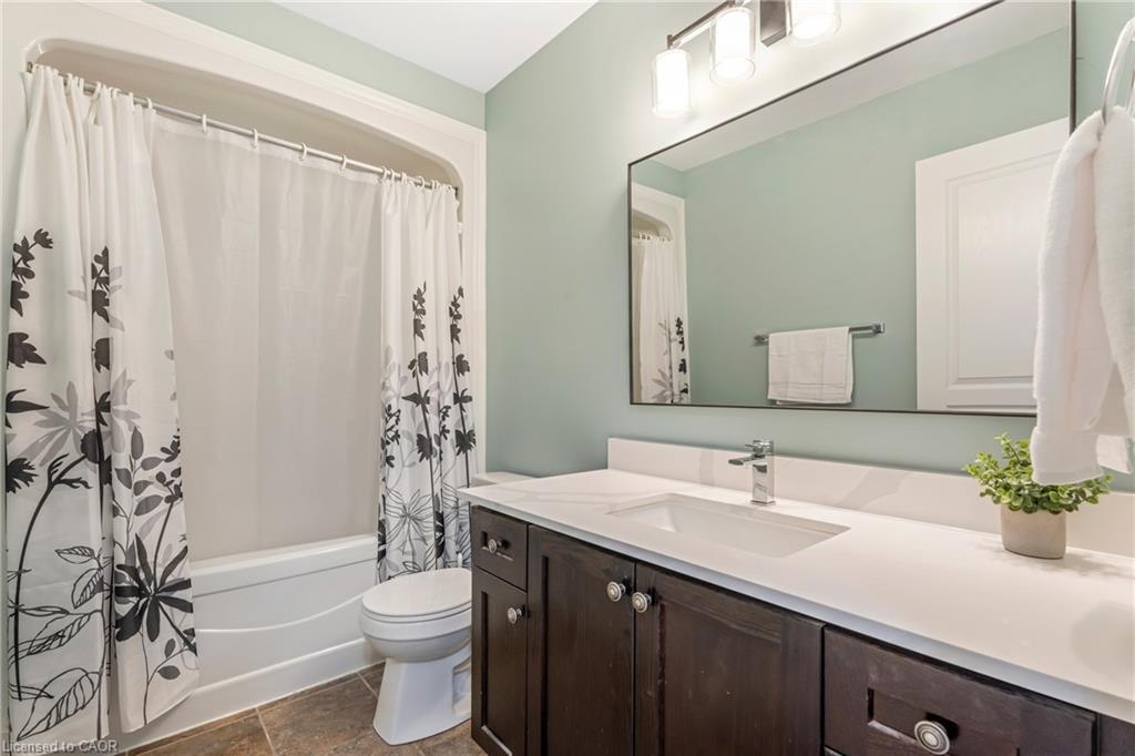 28 Charleswood Crescent, Hamilton, ON - Indoor Photo Showing Bathroom