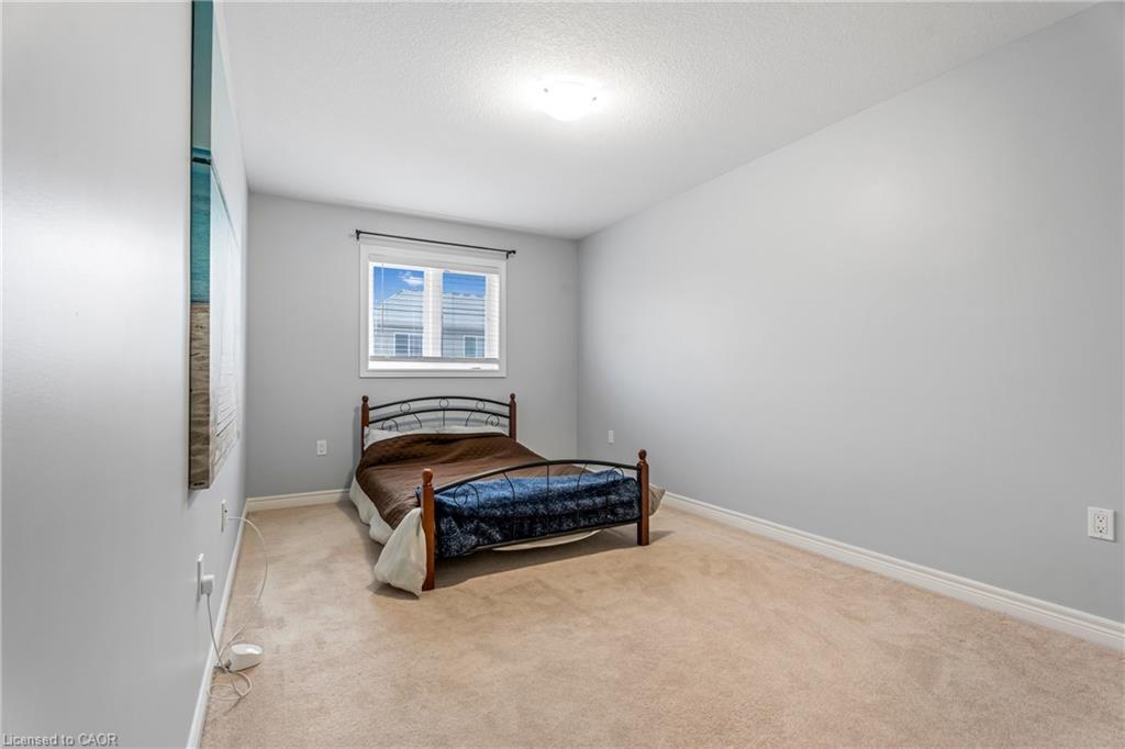 28 Charleswood Crescent, Hamilton, ON - Indoor Photo Showing Bedroom