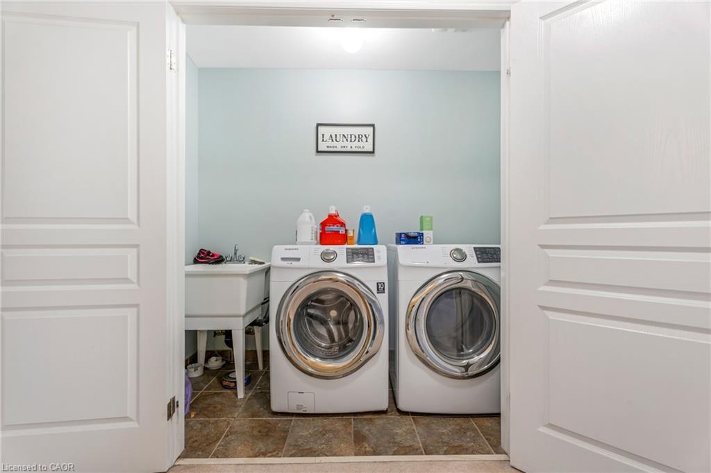 28 Charleswood Crescent, Hamilton, ON - Indoor Photo Showing Laundry Room