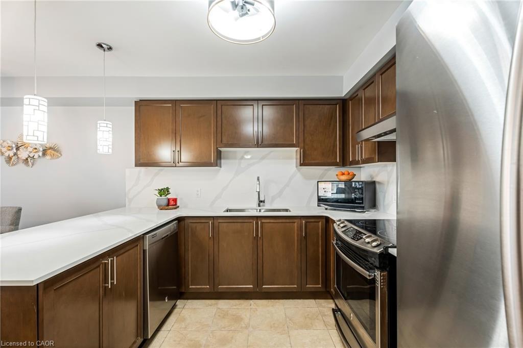 28 Charleswood Crescent, Hamilton, ON - Indoor Photo Showing Kitchen With Double Sink