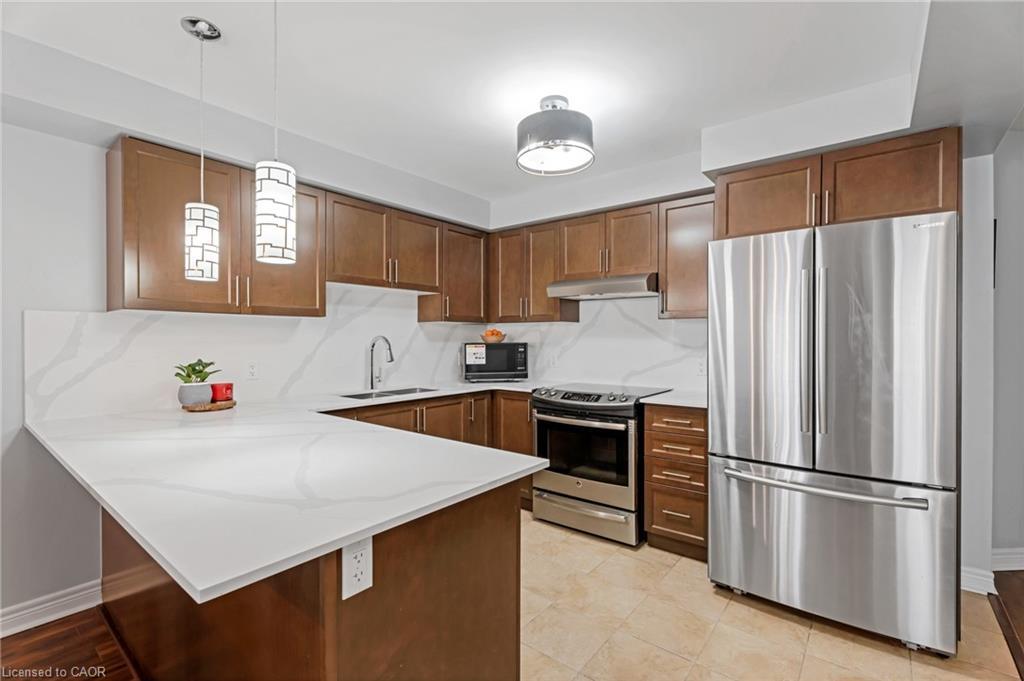 28 Charleswood Crescent, Hamilton, ON - Indoor Photo Showing Kitchen With Upgraded Kitchen