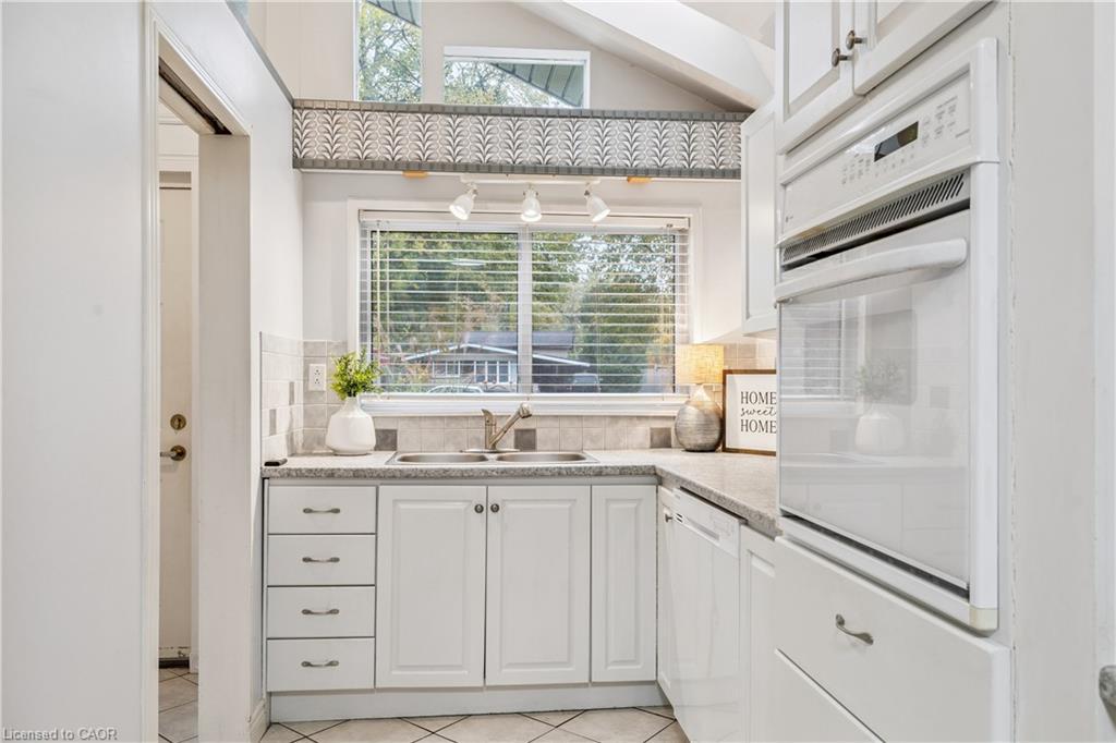 532 Elwood Road, Burlington, ON - Indoor Photo Showing Kitchen With Double Sink