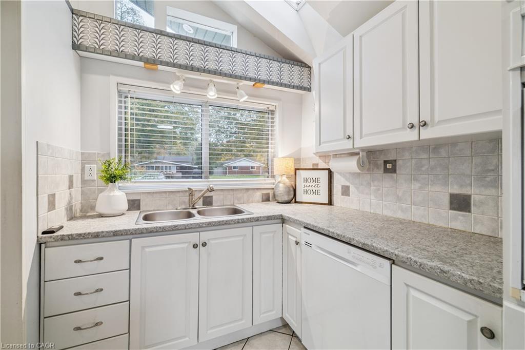 532 Elwood Road, Burlington, ON - Indoor Photo Showing Kitchen With Double Sink