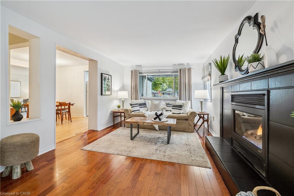 532 Elwood Road, Burlington, ON - Indoor Photo Showing Living Room With Fireplace