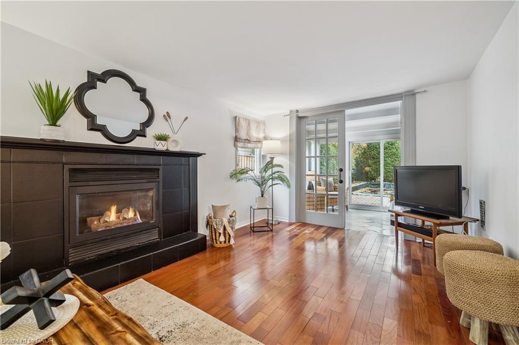 532 Elwood Road, Burlington, ON - Indoor Photo Showing Living Room With Fireplace