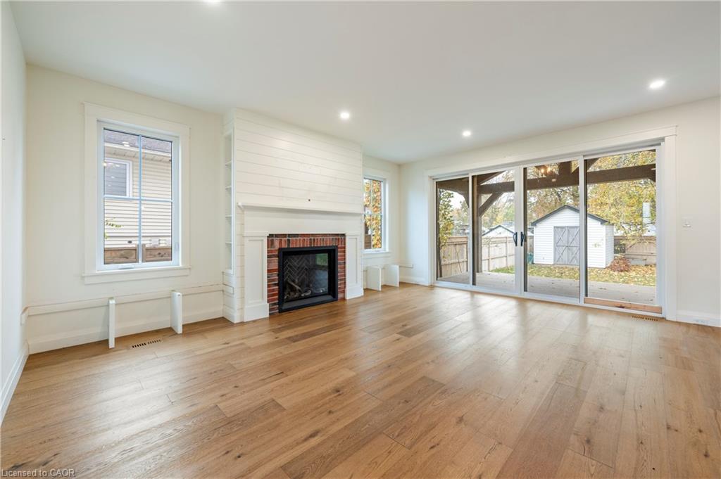 3922 Twenty Third Street, Lincoln, ON - Indoor Photo Showing Living Room With Fireplace