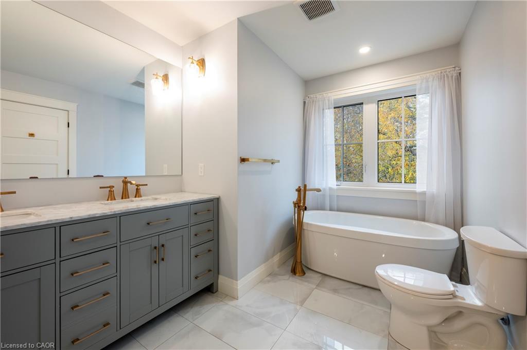 3922 Twenty Third Street, Lincoln, ON - Indoor Photo Showing Bathroom