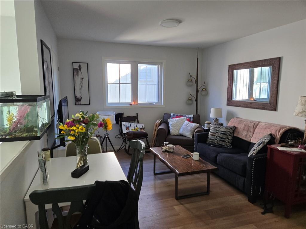 3922 Twenty Third Street, Lincoln, ON - Indoor Photo Showing Living Room