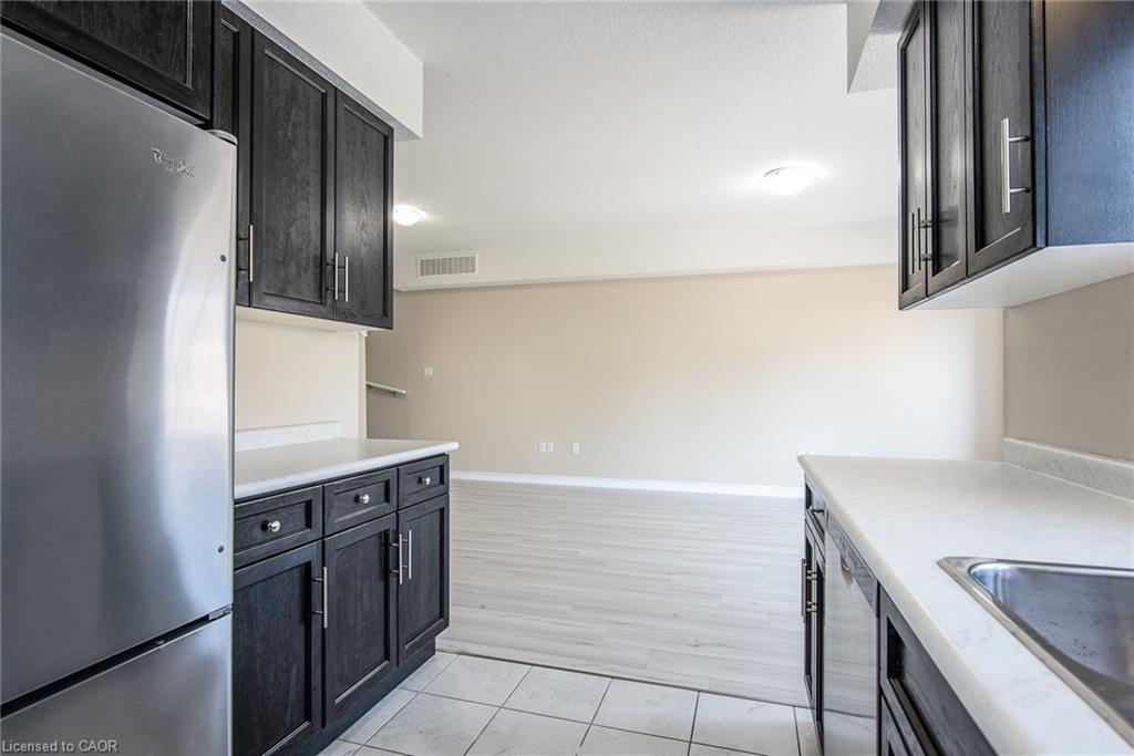 H3-70 Willowrun Drive, Kitchener, ON - Indoor Photo Showing Kitchen