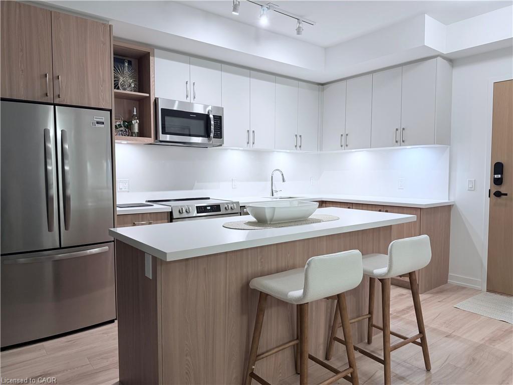 262-333 Sunseeker Avenue, Innisfil, ON - Indoor Photo Showing Kitchen