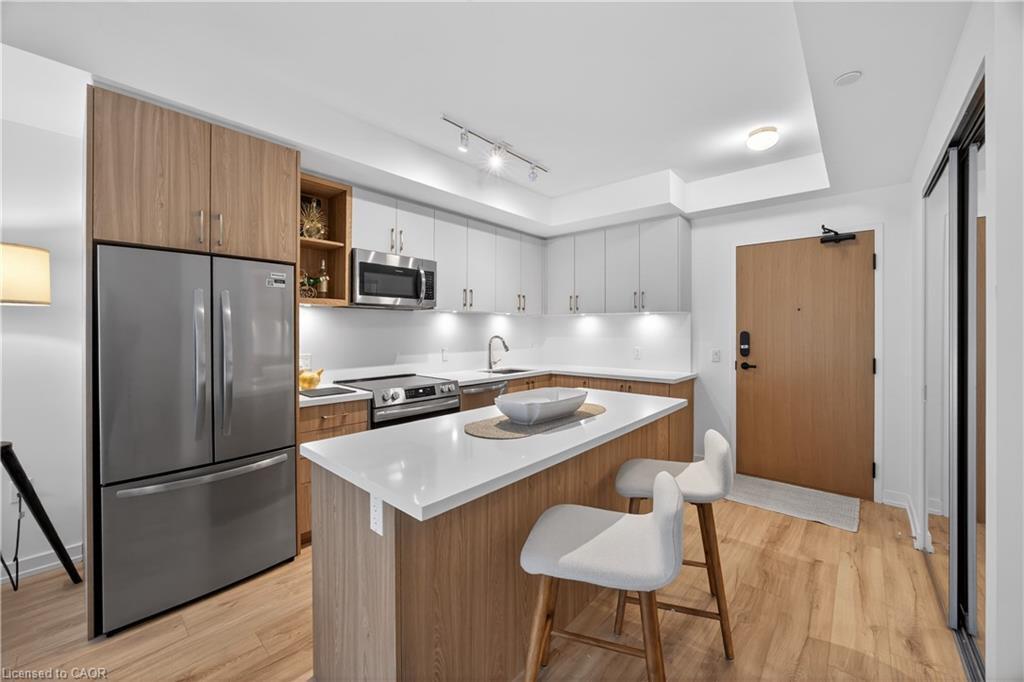 262-333 Sunseeker Avenue, Innisfil, ON - Indoor Photo Showing Kitchen With Stainless Steel Kitchen With Upgraded Kitchen