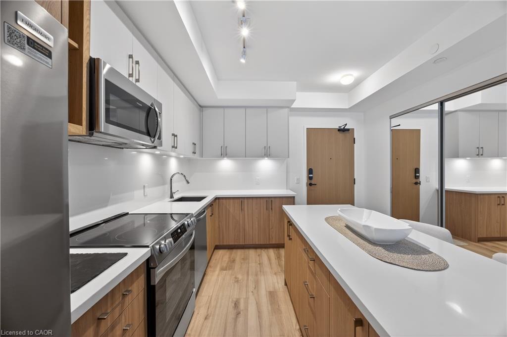 262-333 Sunseeker Avenue, Innisfil, ON - Indoor Photo Showing Kitchen