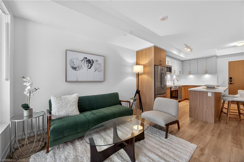 262-333 Sunseeker Avenue, Innisfil, ON - Indoor Photo Showing Living Room