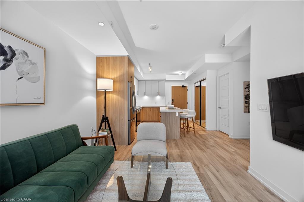 262-333 Sunseeker Avenue, Innisfil, ON - Indoor Photo Showing Living Room