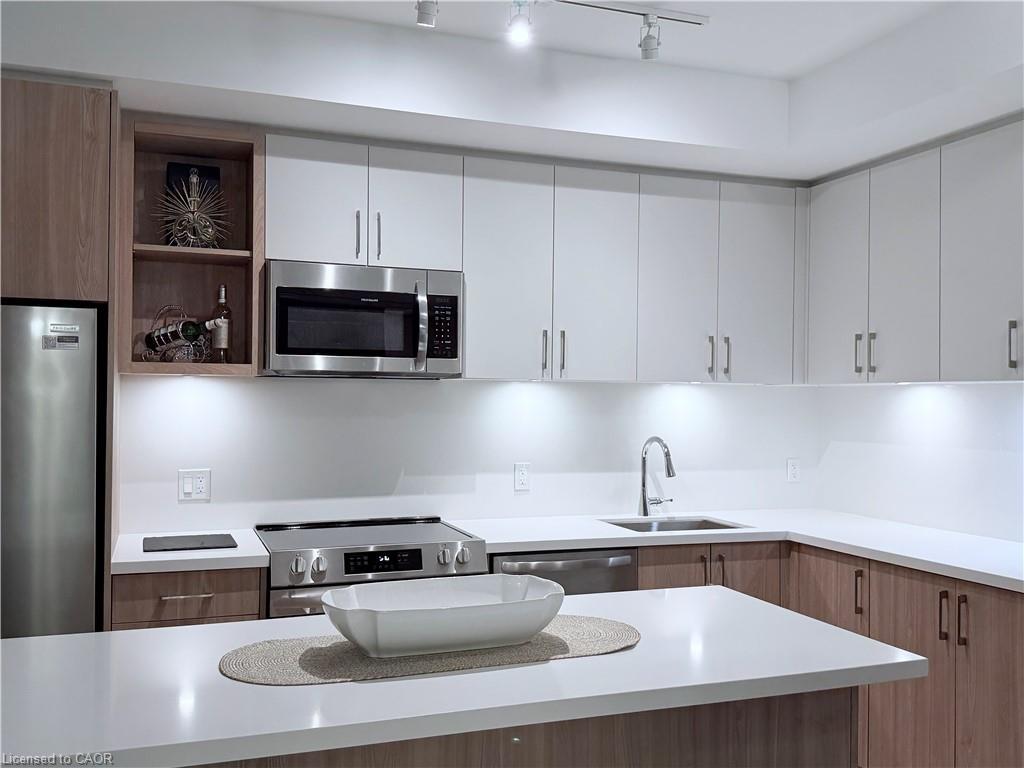 262-333 Sunseeker Avenue, Innisfil, ON - Indoor Photo Showing Kitchen