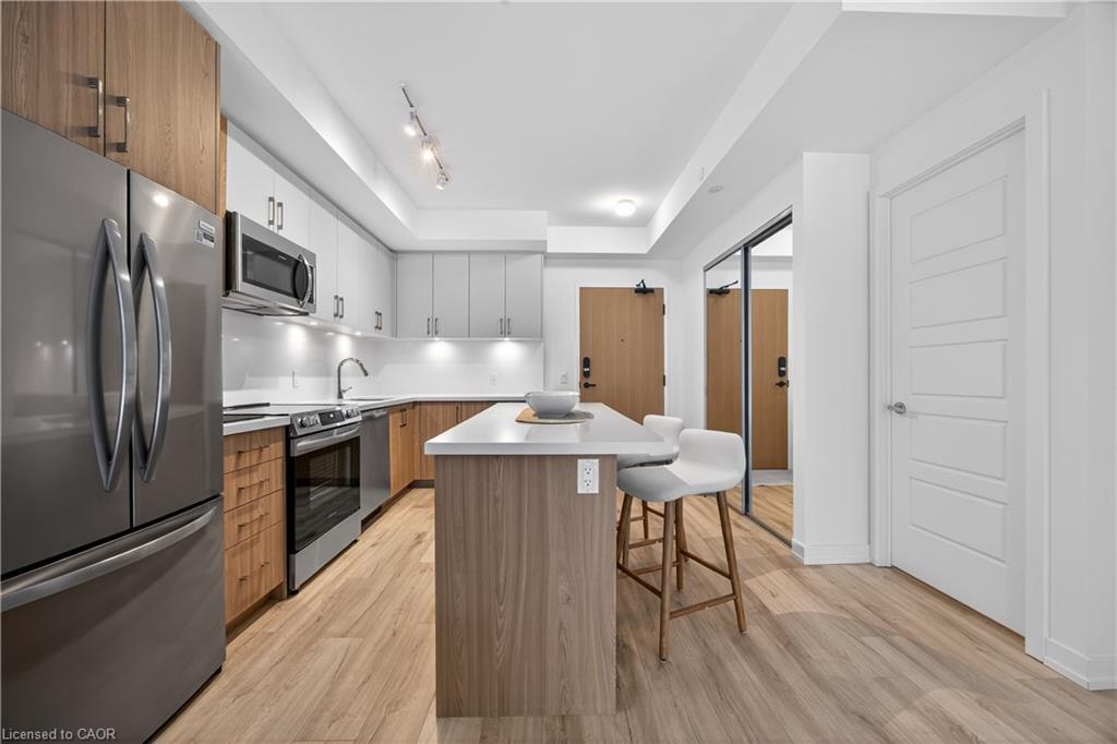 262-333 Sunseeker Avenue, Innisfil, ON - Indoor Photo Showing Kitchen With Stainless Steel Kitchen With Upgraded Kitchen