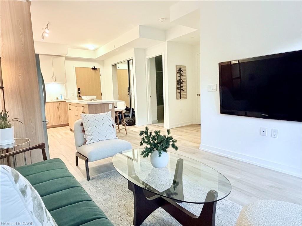 262-333 Sunseeker Avenue, Innisfil, ON - Indoor Photo Showing Living Room