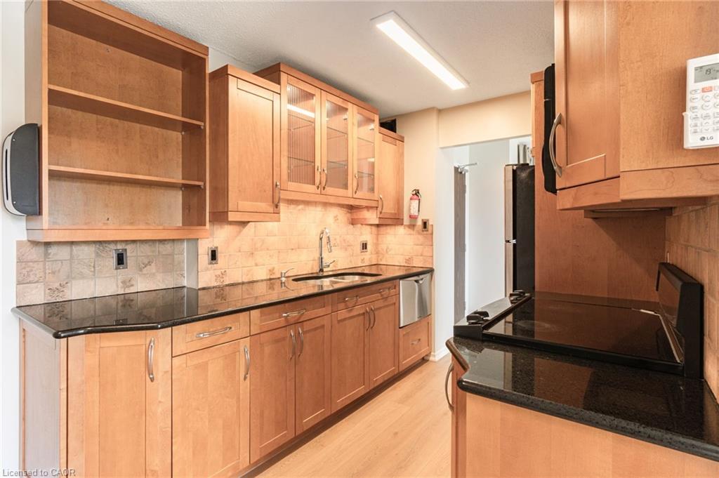 505-75 Queen Street N, Hamilton, ON - Indoor Photo Showing Kitchen