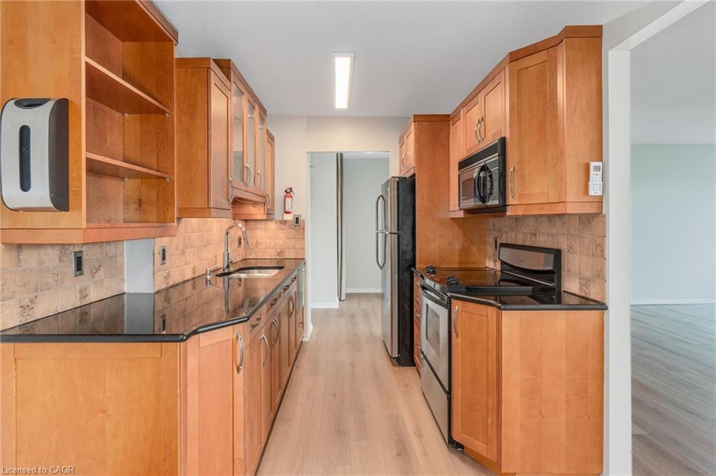 505-75 Queen Street N, Hamilton, ON - Indoor Photo Showing Kitchen