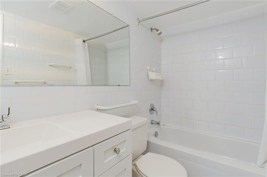 505-75 Queen Street N, Hamilton, ON - Indoor Photo Showing Bathroom