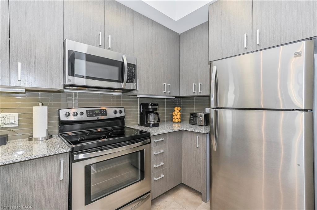 H204-62 Balsam Street, Waterloo, ON - Indoor Photo Showing Kitchen With Upgraded Kitchen