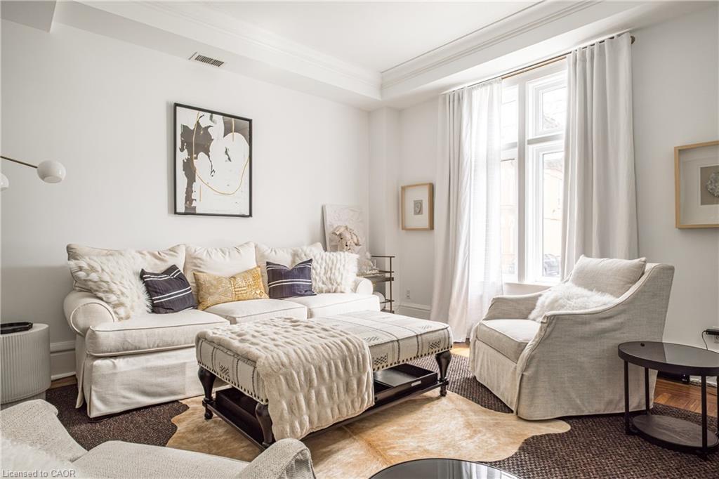 13-86 Herkimer Street, Hamilton, ON - Indoor Photo Showing Living Room