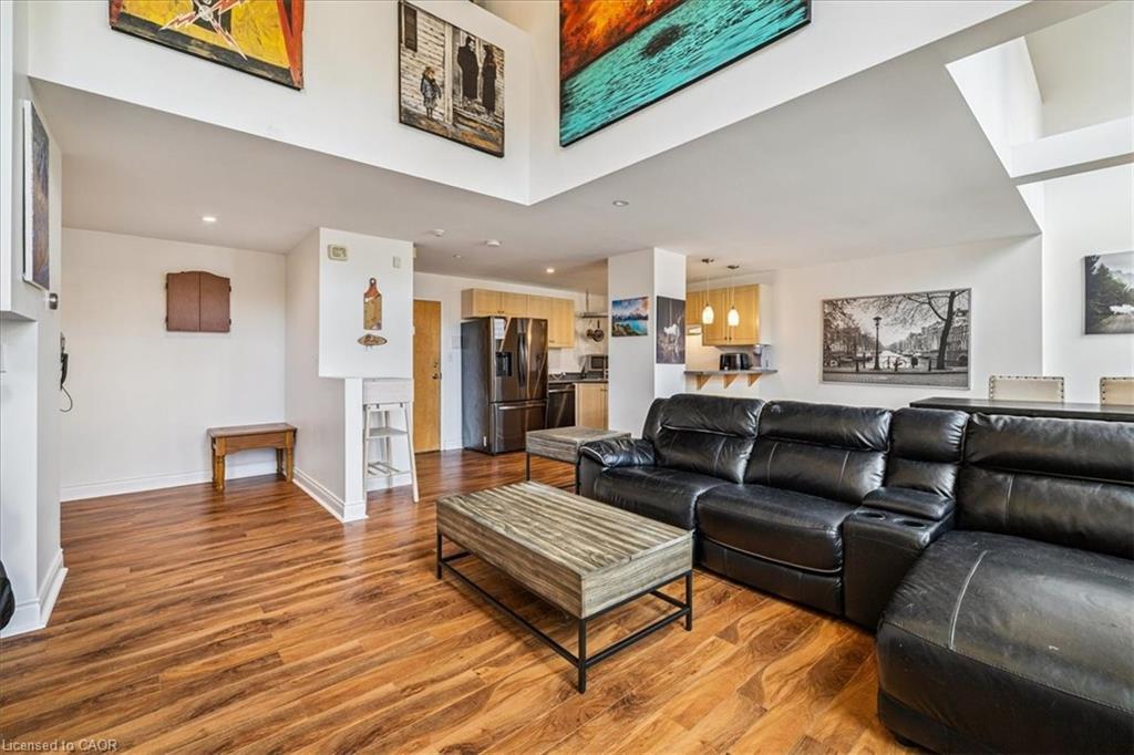 1B-73 Garfield Avenue S, Hamilton, ON - Indoor Photo Showing Living Room