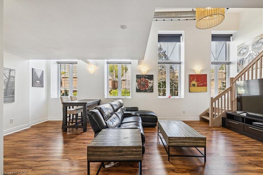 1B-73 Garfield Avenue S, Hamilton, ON - Indoor Photo Showing Living Room