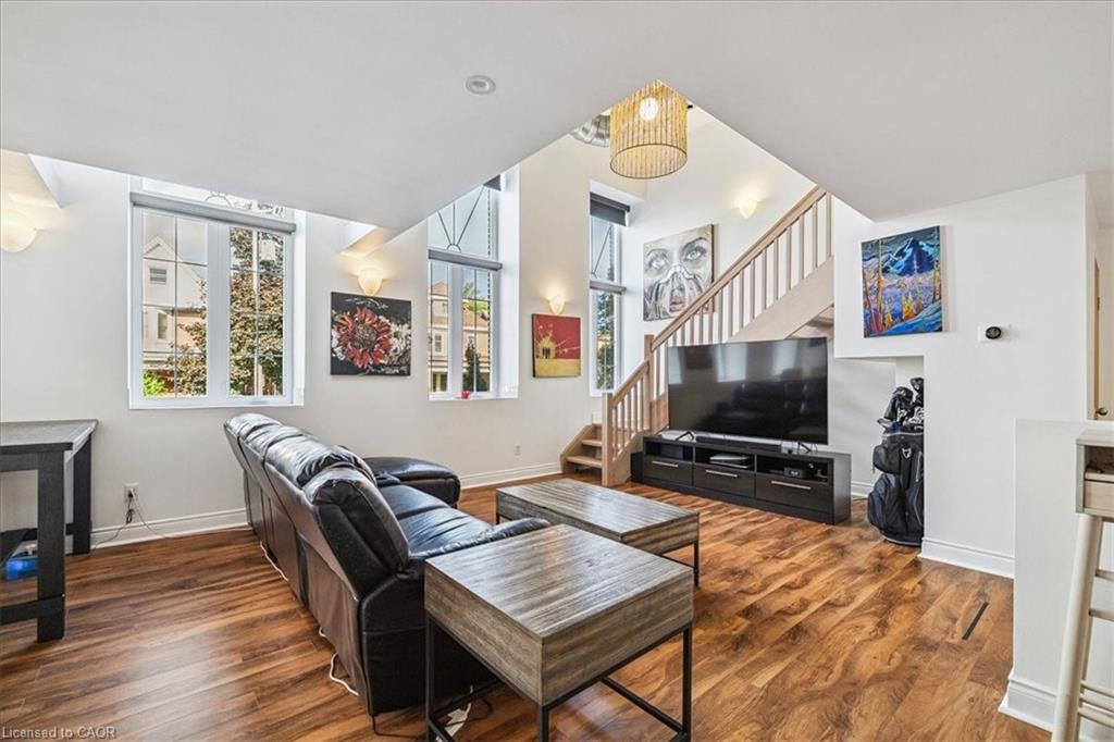 1B-73 Garfield Avenue S, Hamilton, ON - Indoor Photo Showing Living Room