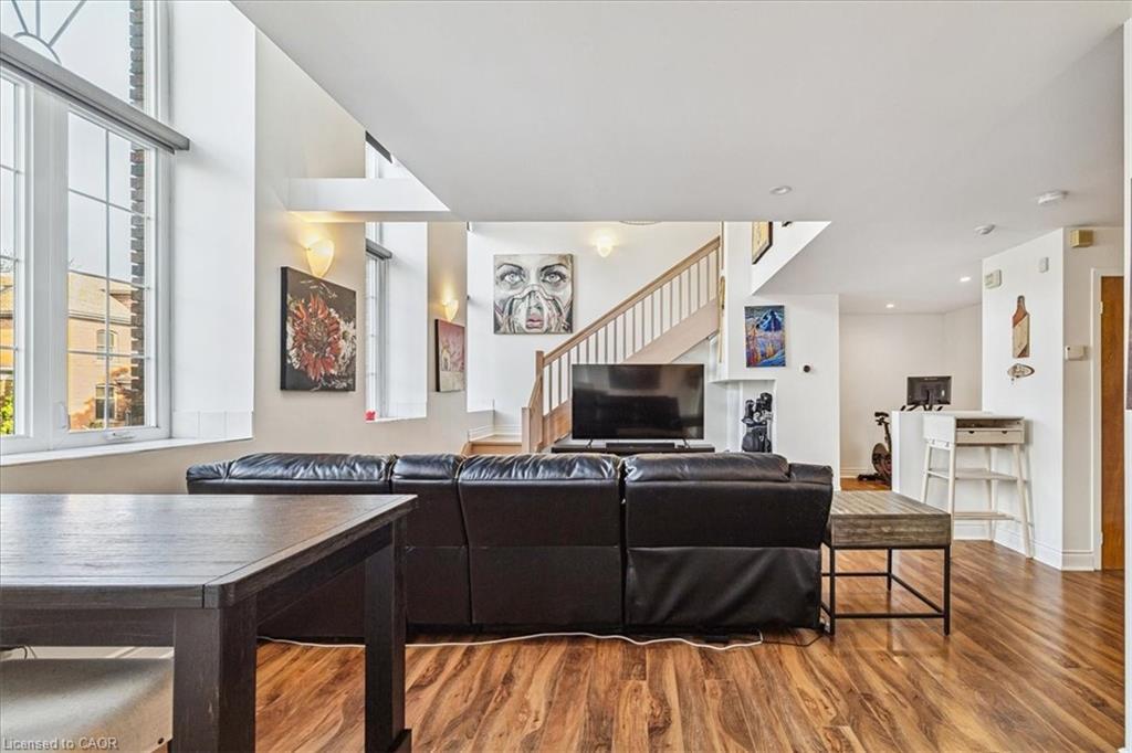1B-73 Garfield Avenue S, Hamilton, ON - Indoor Photo Showing Living Room