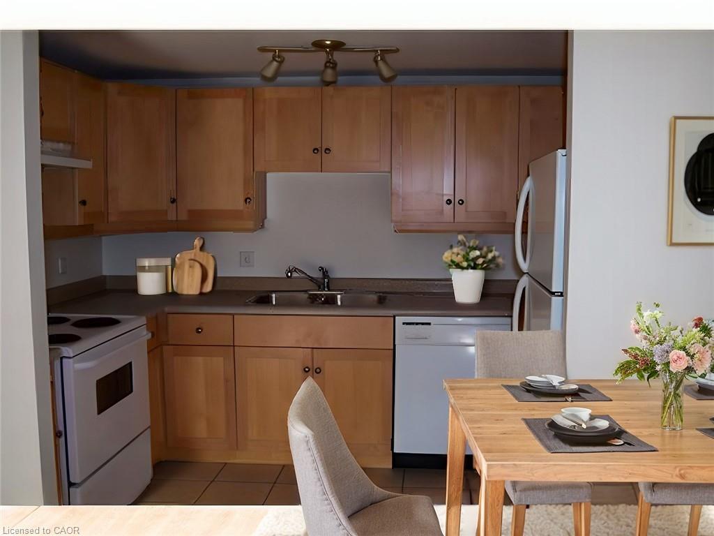 401-5 Father David Bauer Drive, Waterloo, ON - Indoor Photo Showing Kitchen With Double Sink