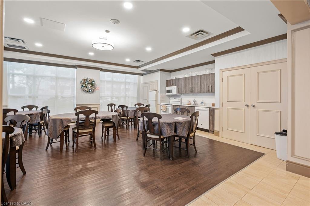 703-442 Maple Avenue S, Burlington, ON - Indoor Photo Showing Dining Room