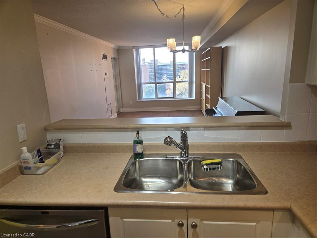 703-442 Maple Avenue S, Burlington, ON - Indoor Photo Showing Kitchen With Double Sink