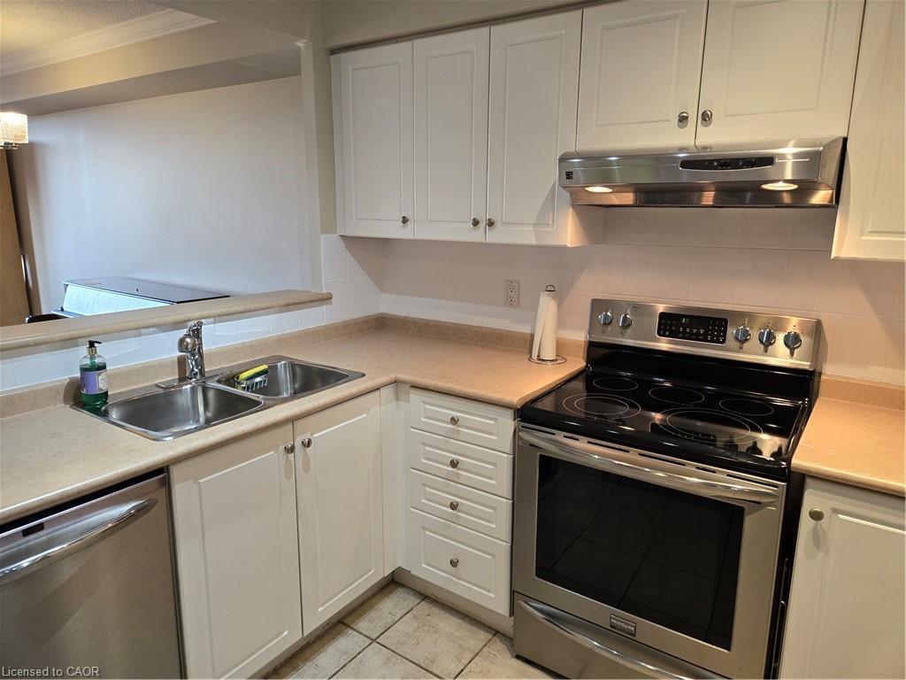703-442 Maple Avenue S, Burlington, ON - Indoor Photo Showing Kitchen With Double Sink