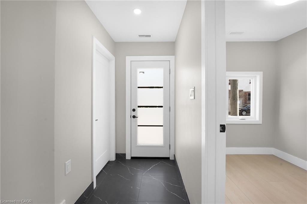 56 East 34Th Street, Hamilton, ON - Indoor Photo Showing Other Room