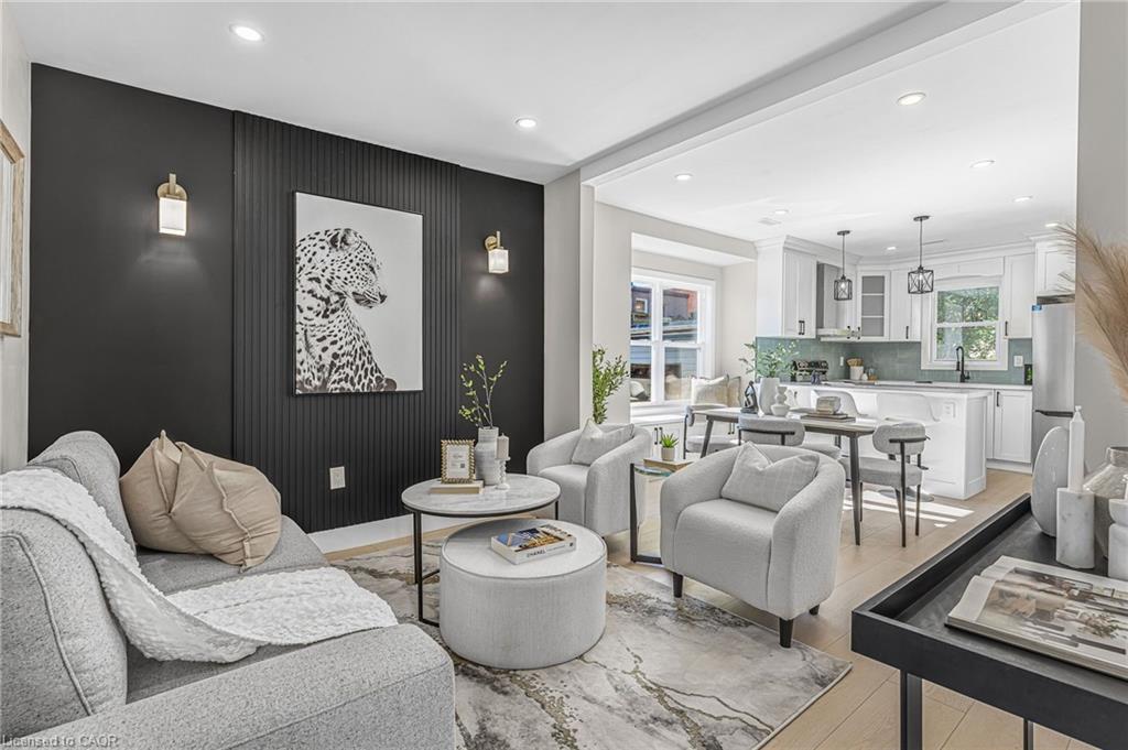 56 East 34Th Street, Hamilton, ON - Indoor Photo Showing Living Room