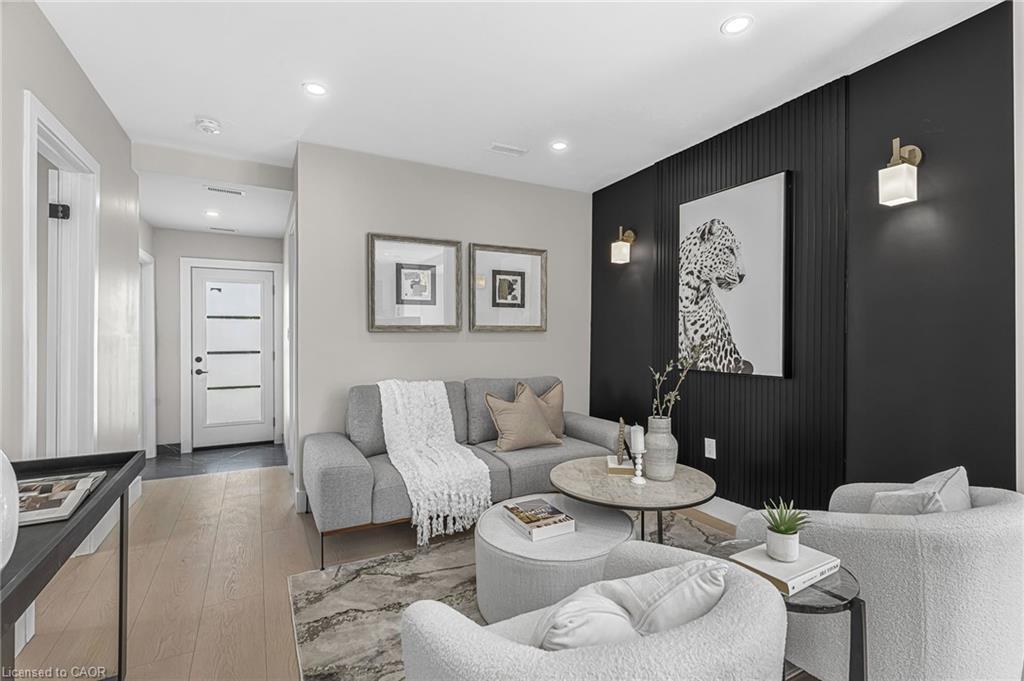 56 East 34Th Street, Hamilton, ON - Indoor Photo Showing Living Room