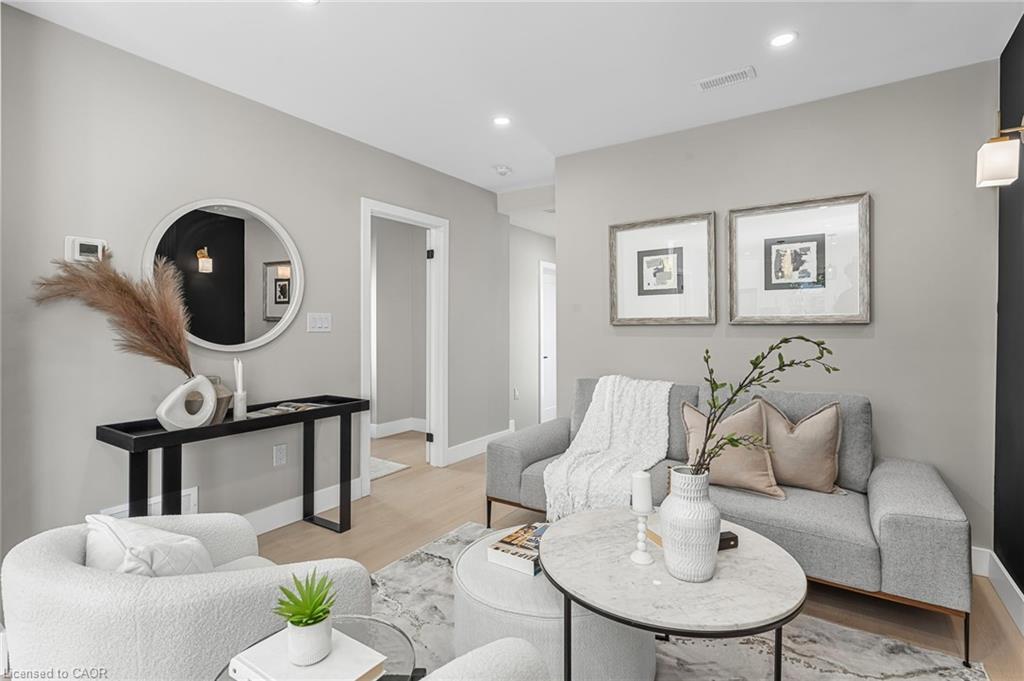 56 East 34Th Street, Hamilton, ON - Indoor Photo Showing Living Room