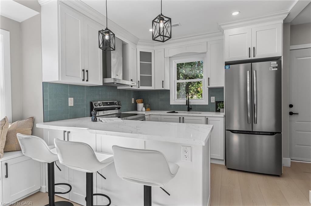 56 East 34Th Street, Hamilton, ON - Indoor Photo Showing Kitchen With Upgraded Kitchen